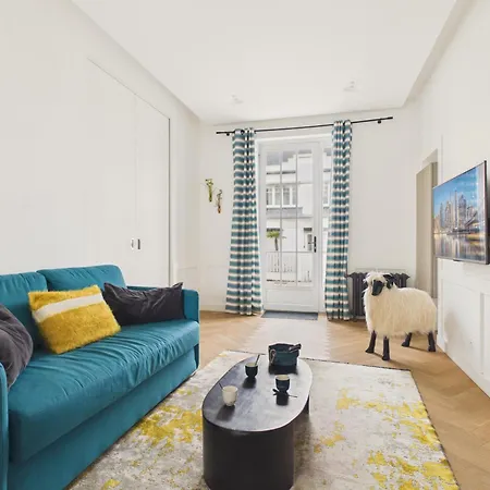 800 M - 2 Adultes 1 Enfant Apartment